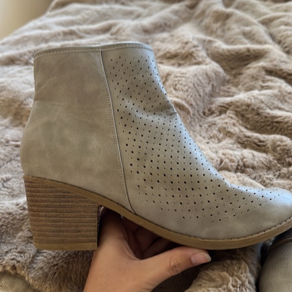 light gray ankle boots - Picture 4 of 4